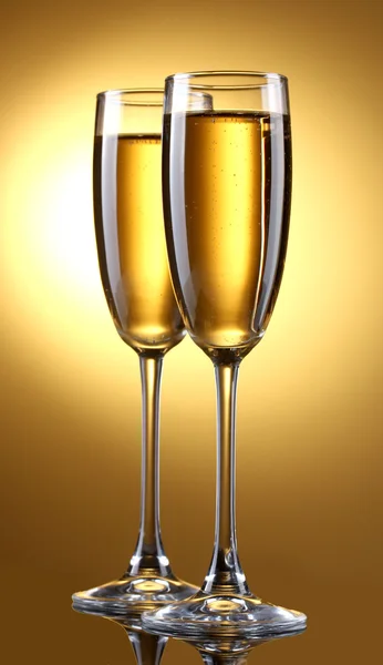 Glas champagne på gul bakgrund — Stockfoto