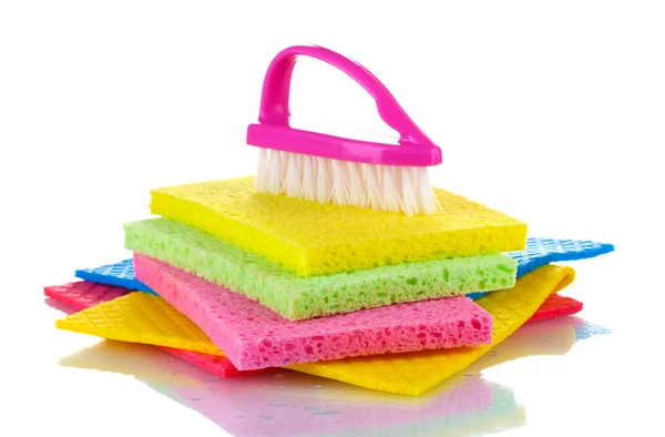 Muchas esponjas coloridas y cepillo para tareas domésticas aisladas en blanco — Foto de Stock