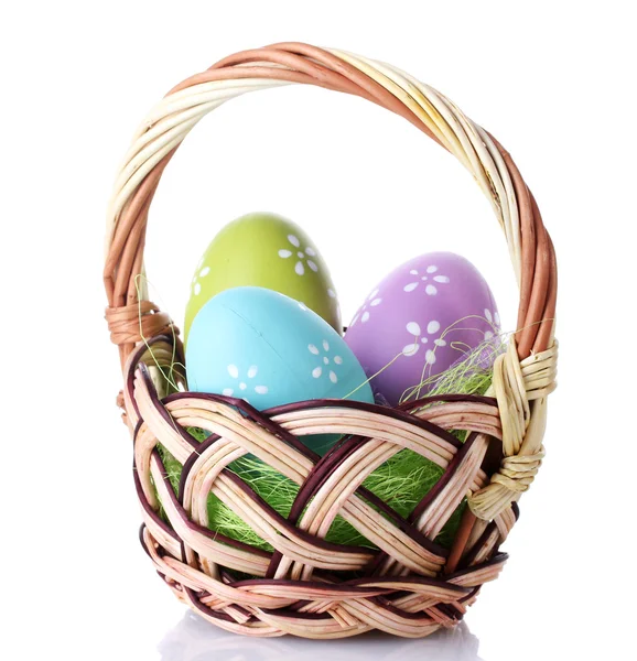 Cesta con huevos de Pascua aislados en blanco —  Fotos de Stock