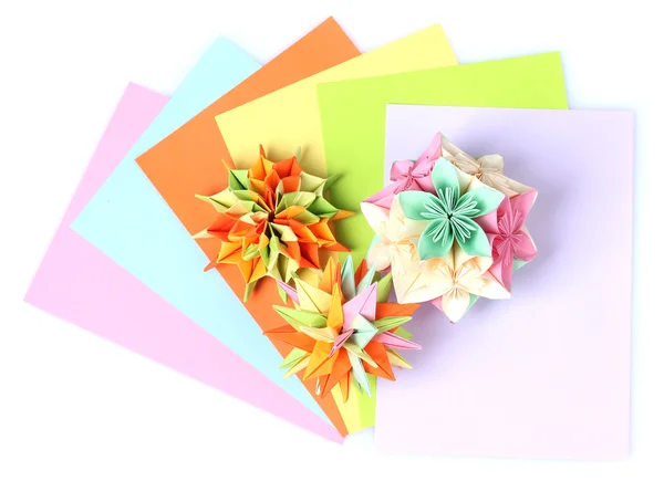 Colorfull origami kusudamas i jasny papier na białym tle — Zdjęcie stockowe