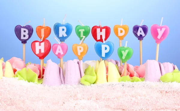 Pastel de cumpleaños con velas sobre fondo azul — Foto de Stock