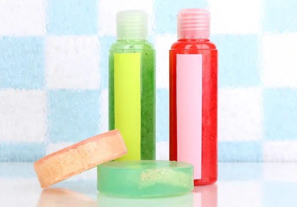 Скрабы и мыло в ванной комнате — стоковое фото