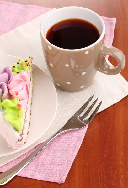 Smetanové dort na talířek na stůl detail — Stock fotografie