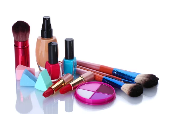 Pinceles de maquillaje en soporte y cosméticos aislados en blanco — Foto de Stock