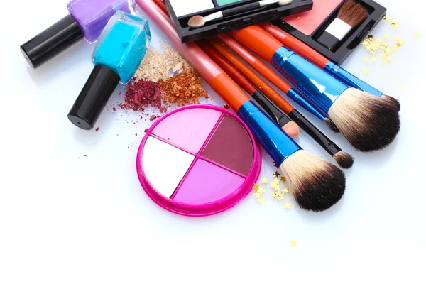 Make-up-Pinsel im Halter und Kosmetika isoliert auf weiß — Stockfoto