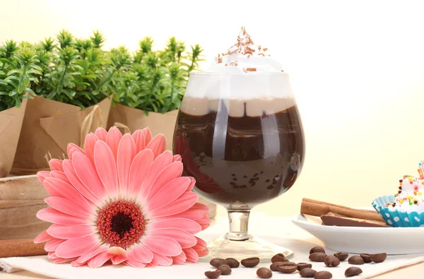 Verre de café cocktail et gerbera fleur sur table en bois — Photo