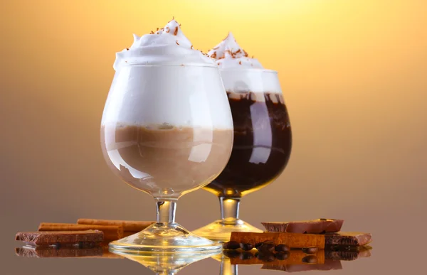 Gläser Kaffee-Cocktail auf braunem Hintergrund — Stockfoto