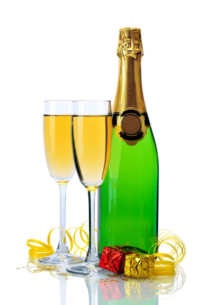 Copas y botella de champán, regalos y serpentina aislados en un blanco —  Fotos de Stock