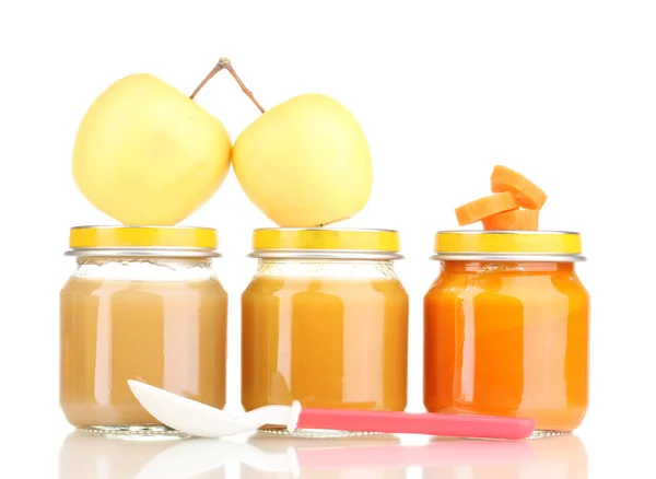 Pot van baby puree met appel, wortel en lepel geïsoleerd op wit — Stockfoto