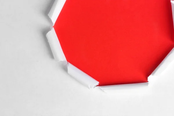 Kırmızı arka plan ile yırtık kağıt — Stok fotoğraf