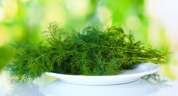 Aneto in un piatto bianco su sfondo verde — Foto Stock