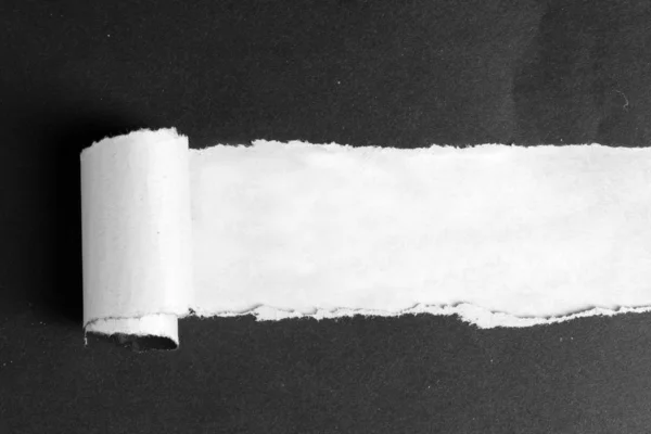 Roztrhaný papír černý s hnědým pozadím — Stock fotografie