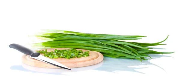 Cipolla verde su un tagliere con coltello isolato su bianco — Foto Stock