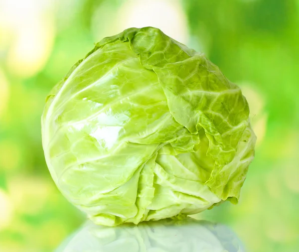 Yeşil renkli arka plan üzerinde lahana — Stok fotoğraf