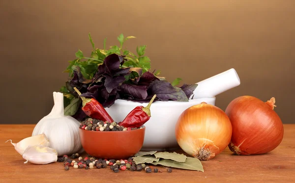 Uppsättning av ingredienser och krydda för matlagning på träbord på brun bakgrund — Stockfoto