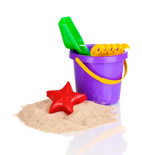 Çocuk plaj oyuncakları ve kum üzerinde beyaz izole — Stok fotoğraf