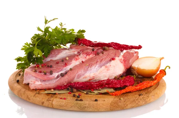 Carne cruda y hortalizas en una tabla de madera aislada en blanco —  Fotos de Stock