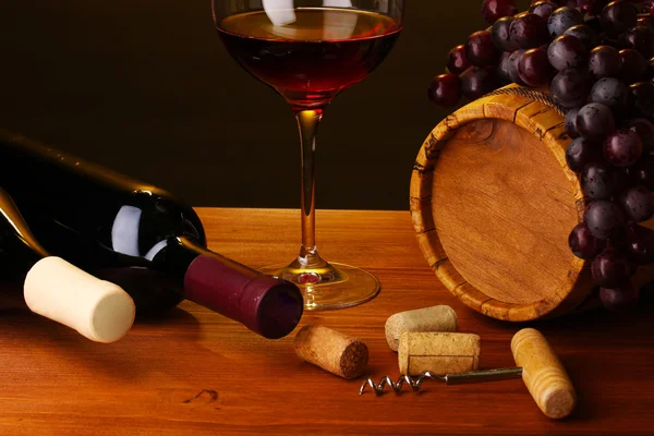 Na adega. Composição de garrafas de vinho e runlet — Fotografia de Stock