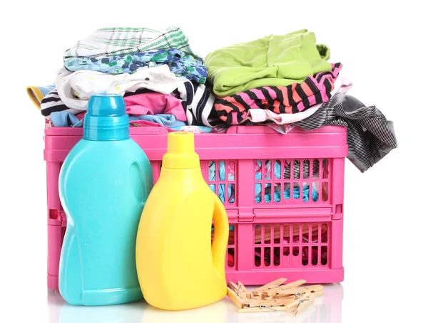 Abbigliamento con detergente in cestino di plastica rosa isolato su bianco — Foto Stock