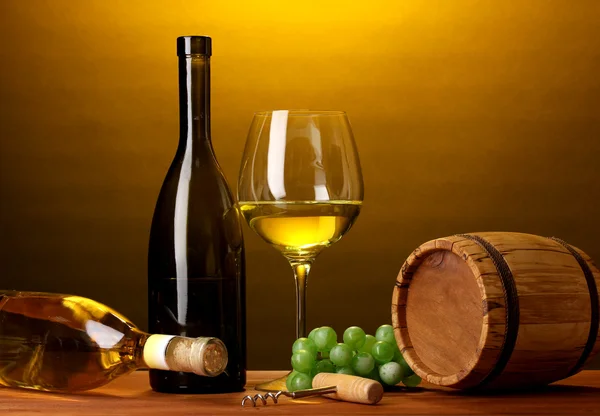 Şarap mahzeninde. şarap şişesi ve runlet bileşimi — Stok fotoğraf