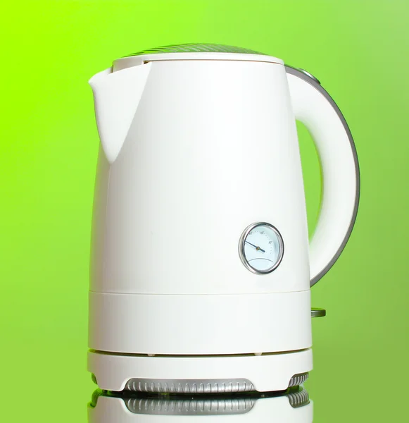 Biały czajnik elektryczny na zielono — Zdjęcie stockowe