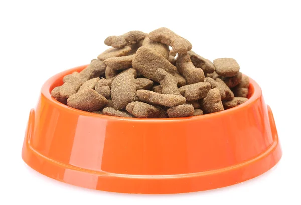 Στεγνώνω σκύλοs τροφή σε πορτοκαλί μπολ που απομονώνονται σε λευκό — Φωτογραφία Αρχείου