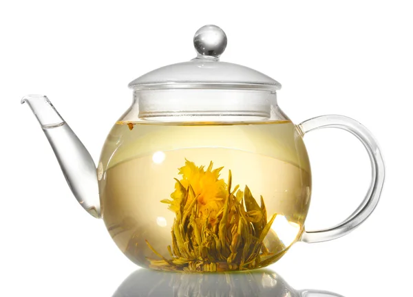 Exotiska grönt te med blommor i glas tekanna isolerad på vit — Stockfoto