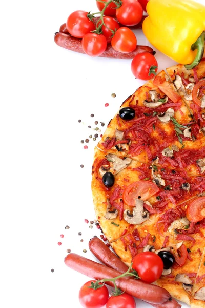 Leckere Pizza, Gemüse und Salami isoliert auf weiß — Stockfoto