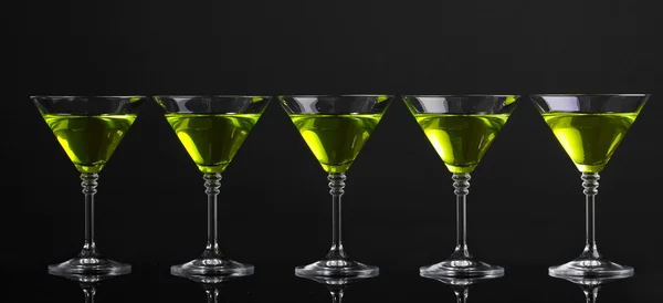 Cocktail in martini glazen geïsoleerd op zwart geel — Stockfoto