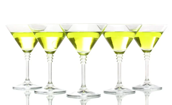 Gelber Cocktail in Martini-Gläsern isoliert auf Weiß — Stockfoto