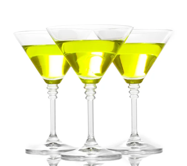 Желтый коктейль в бокалах мартини, изолированных на белом — стоковое фото