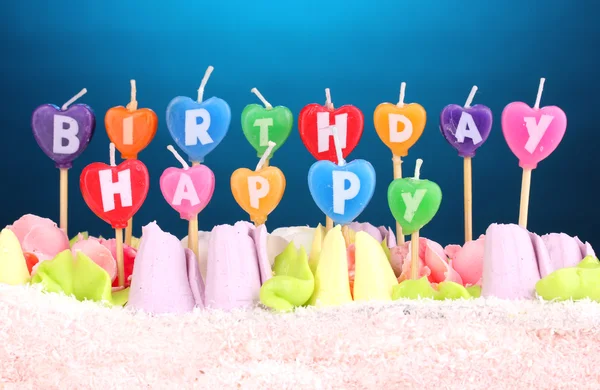 Gâteau d'anniversaire avec des bougies sur fond bleu — Photo