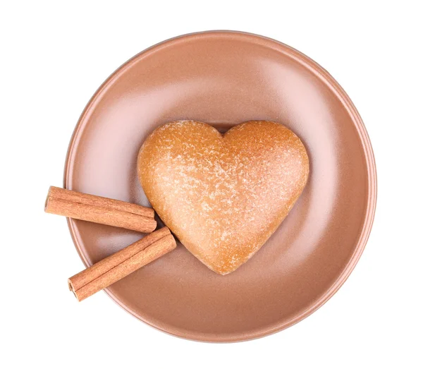 Σχήμα καρδιάς μπισκότο με κανέλα σε πιατάκι που απομονώνονται σε λευκό — Φωτογραφία Αρχείου