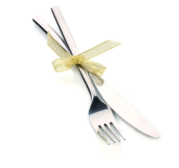 Forchetta e coltello argento legati con nastro isolato su bianco — Foto Stock