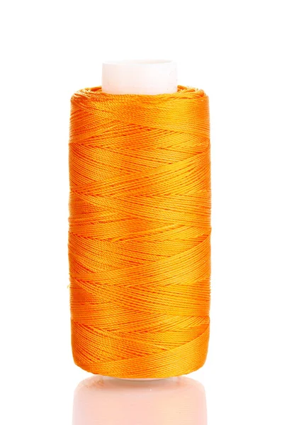 白で隔離されるオレンジ ボビン スレッド — ストック写真