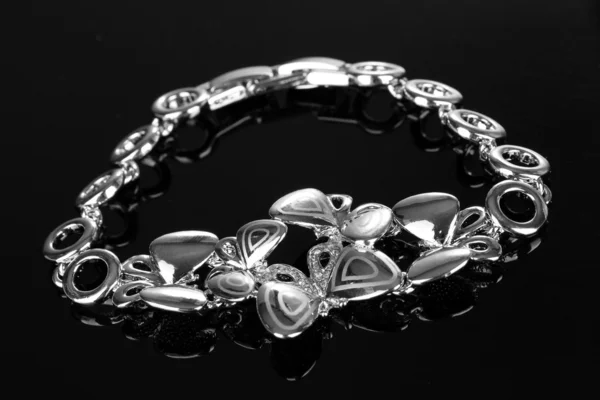 Hermosa pulsera de plata con piedras preciosas sobre fondo negro — Foto de Stock