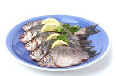 taze balıkları tabakta üzerine beyaz izole maydanoz ve limon ile