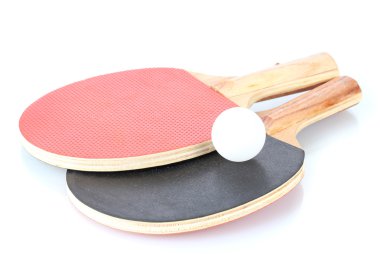 Ping-pong raketleri ve topu, beyaz üzerine izole edilmiş.