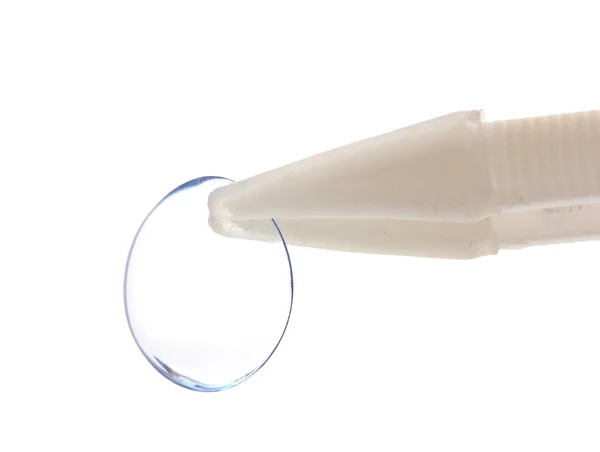Pinças segurando lente de contato isolado em branco — Fotografia de Stock