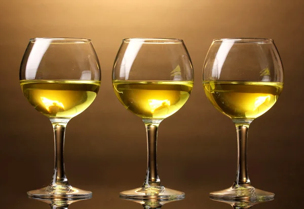 Weinglas auf braunem Hintergrund — Stockfoto