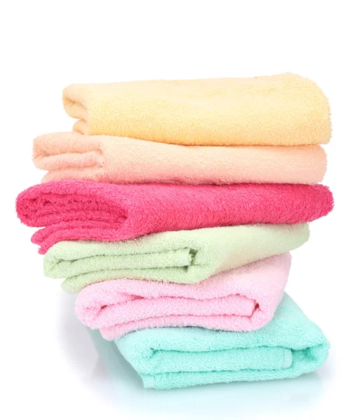 Красочные полотенца, изолированные на белом — стоковое фото