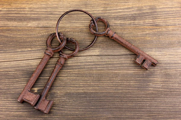 Un montón de llaves antiguas sobre fondo de madera — Foto de Stock