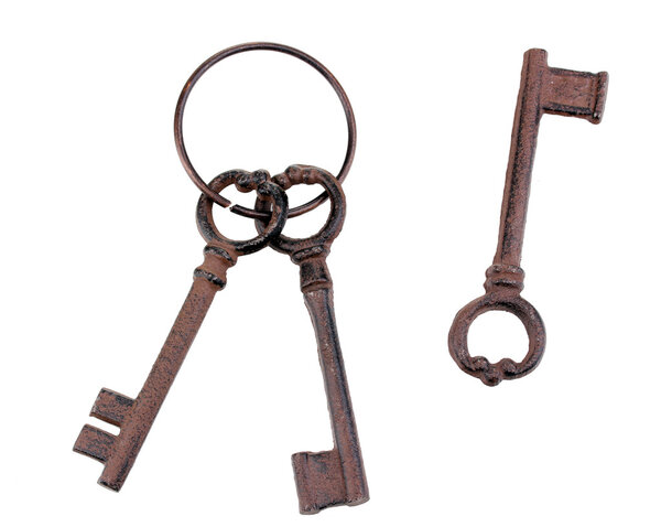 связка антикварных ключей и один единственный ключ, изолированный на белом
