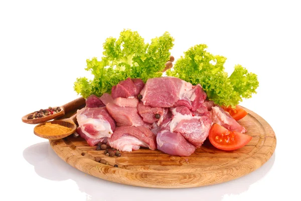原料肉和蔬菜上木板上白色隔离的片断 — 图库照片