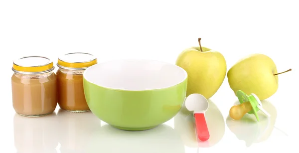 Pots de purée de bébé avec assiette, cuillère et pommes isolés sur blanc — Photo