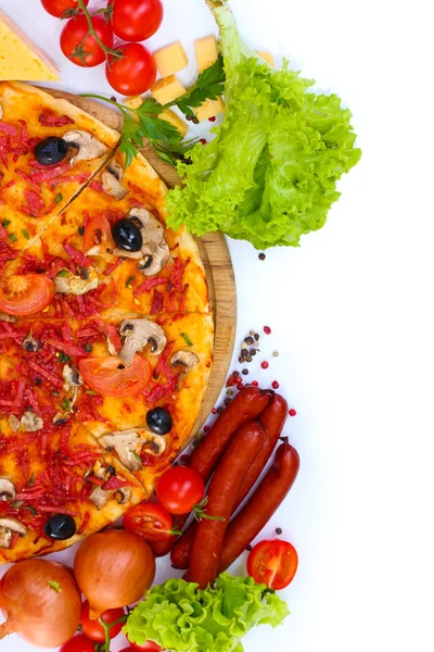 Pyszną pizzę, warzywa i salami na białym tle — Zdjęcie stockowe