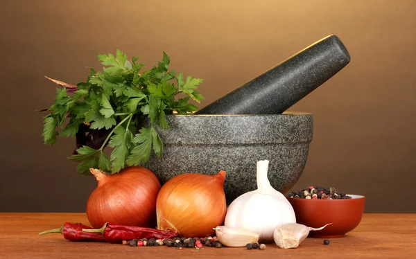 Set von Zutaten und Gewürzen zum Kochen auf Holztisch auf braunem Hintergrund — Stockfoto