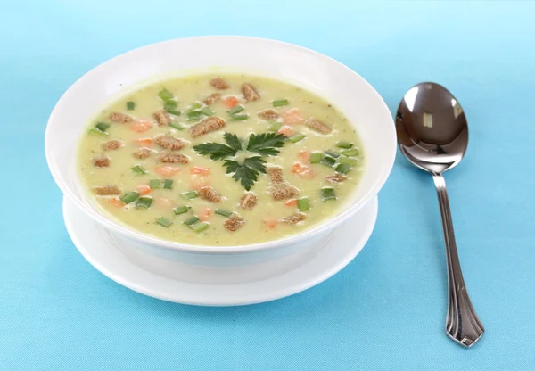 Вкусный суп на голубой скатерти изолирован на белом — стоковое фото