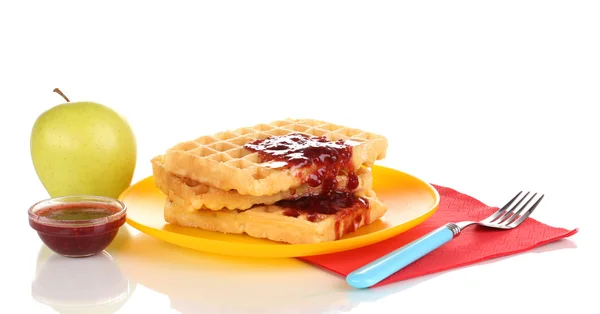Leckere Waffeln mit Marmelade auf Teller isoliert auf weiß — Stockfoto