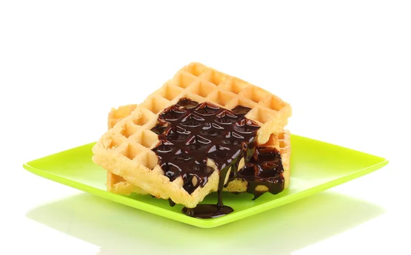 Çikolata plaka üzerinde beyaz izole lezzetli waffle — Stok fotoğraf